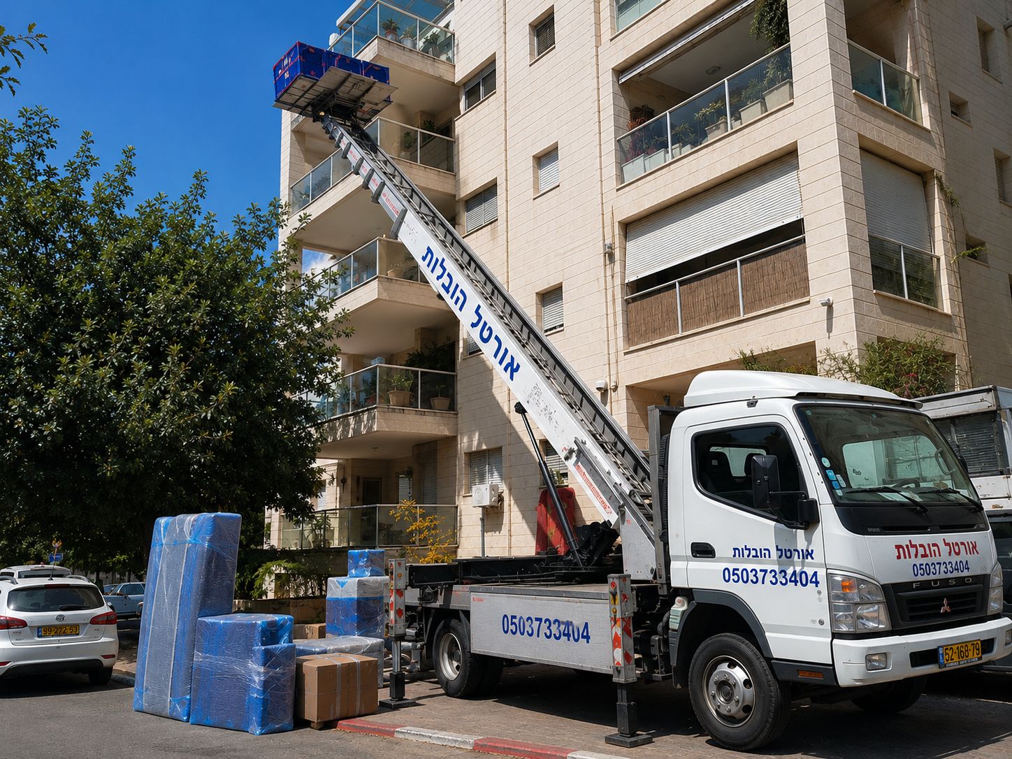 משאית אורטל הובלות עם מנוף סולם לבניין